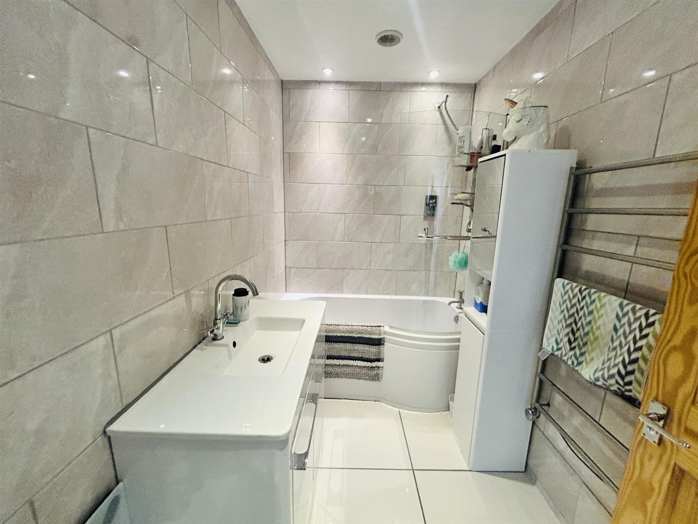 3 Bedroom Flat/Apartment. Highcliff Court, 7 South Cliff in Eastbourne, East Sussex 8